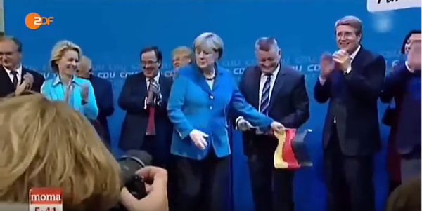 Fuhrer Angela Merkel haat de Duitse vlag.