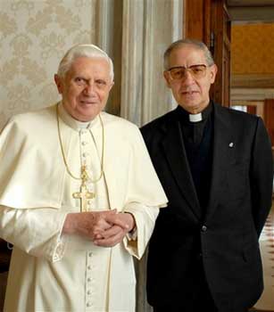 De generaal-overste van de jezuïeten, Adolfo Nicolás, met de paus. Of de witte en zwarte paus..